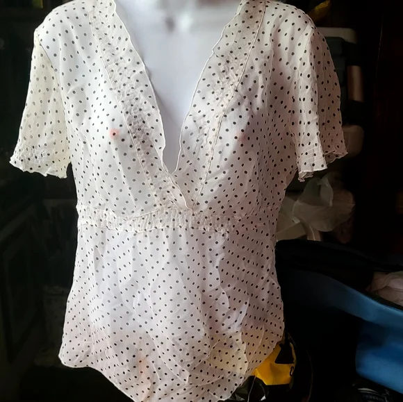 100%Silk BCBG MAXAZRIA sheer cream polka-dot ruffled top sz4 - Picture 3 of 8